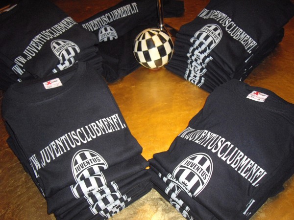 LA T-SHIRT CELEBRATIVA